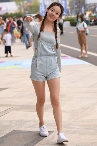 卡卡街拍都市时尚女性